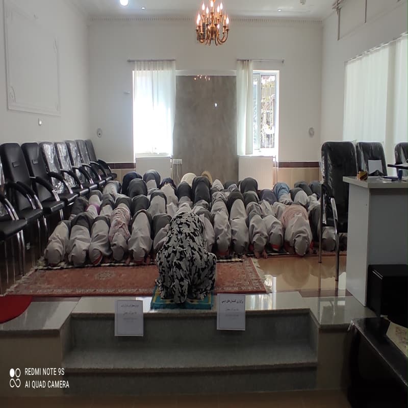 اقامه ی نماز دانش آموزان دبستان غیر دولتی رضوان