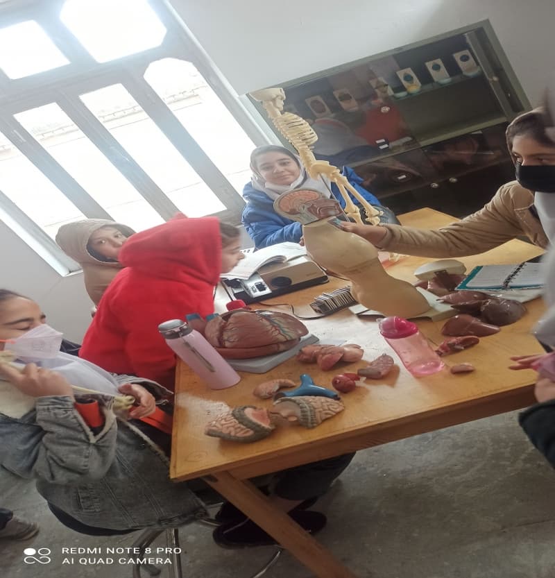 آزمایش علوم تجربی توسط دانش آموزان