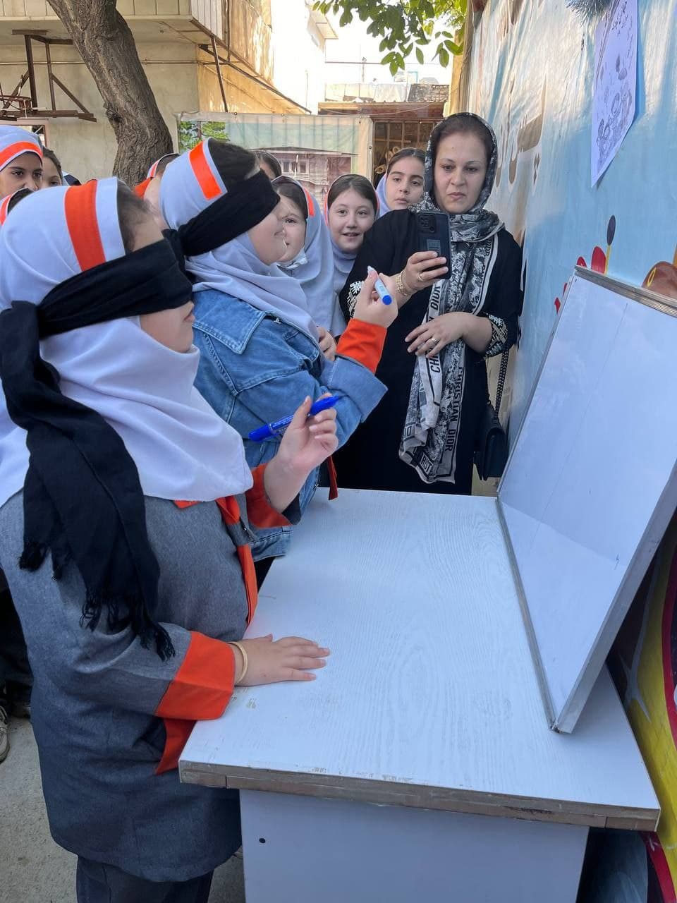 نقاشی با چشم بسته